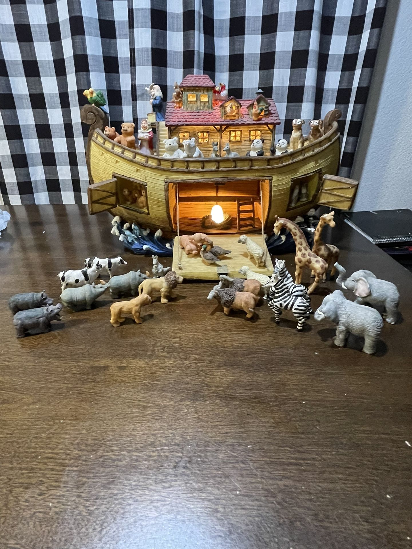 "Lighted Jumbo Noah's Ark"