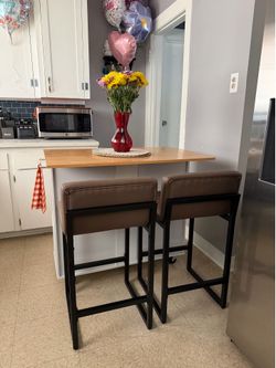 kitchen island + bar stools