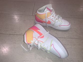 2020 Air Jordan 1 Mid SE GS Edge Glow for Sale in Dana Point CA