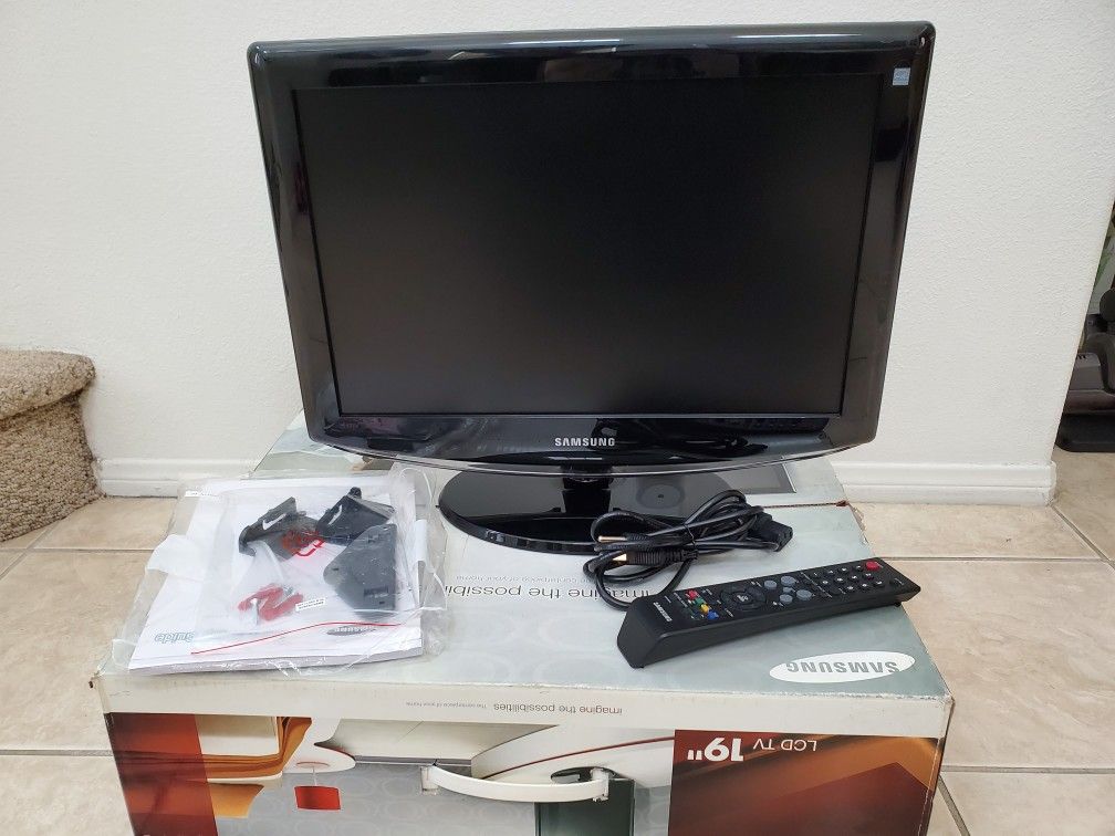 Samsung LN-T1953H 19" LCD HDTV, HDMI, PC Input - Like New Condition