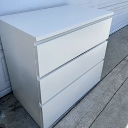 ( 2 ) Dressers IKEA White 3 Big Deep Drawers $250.- for Both Firm price CAJONERAS