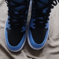 Jordan 1 Mid
University Blue Black