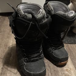 Snowboarding boots