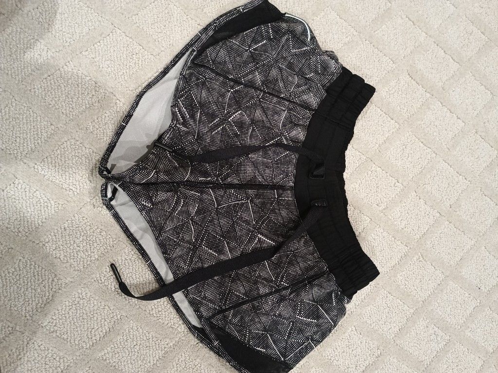 Lululemon Shorts 2.5" Size 4