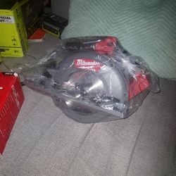 M18 FUEL 18V Lithium-Ion
Brushless Cordless 6-1/2 in.
Circular Saw (Tool-Only)