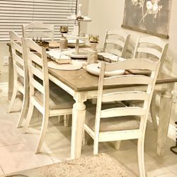 Realyn Dining Room 6 Chairs