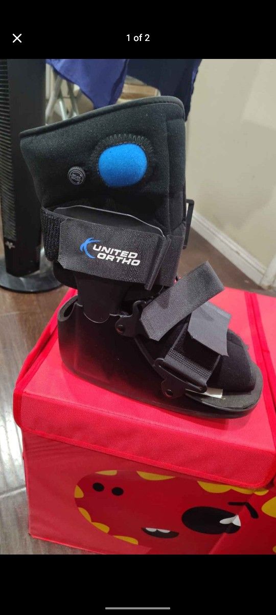 United Ortho Air Walker Short Fracture Boot– Size Small, NEW