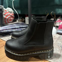 Dr marten’s Smooth Leather Chelsea Boots In Black
