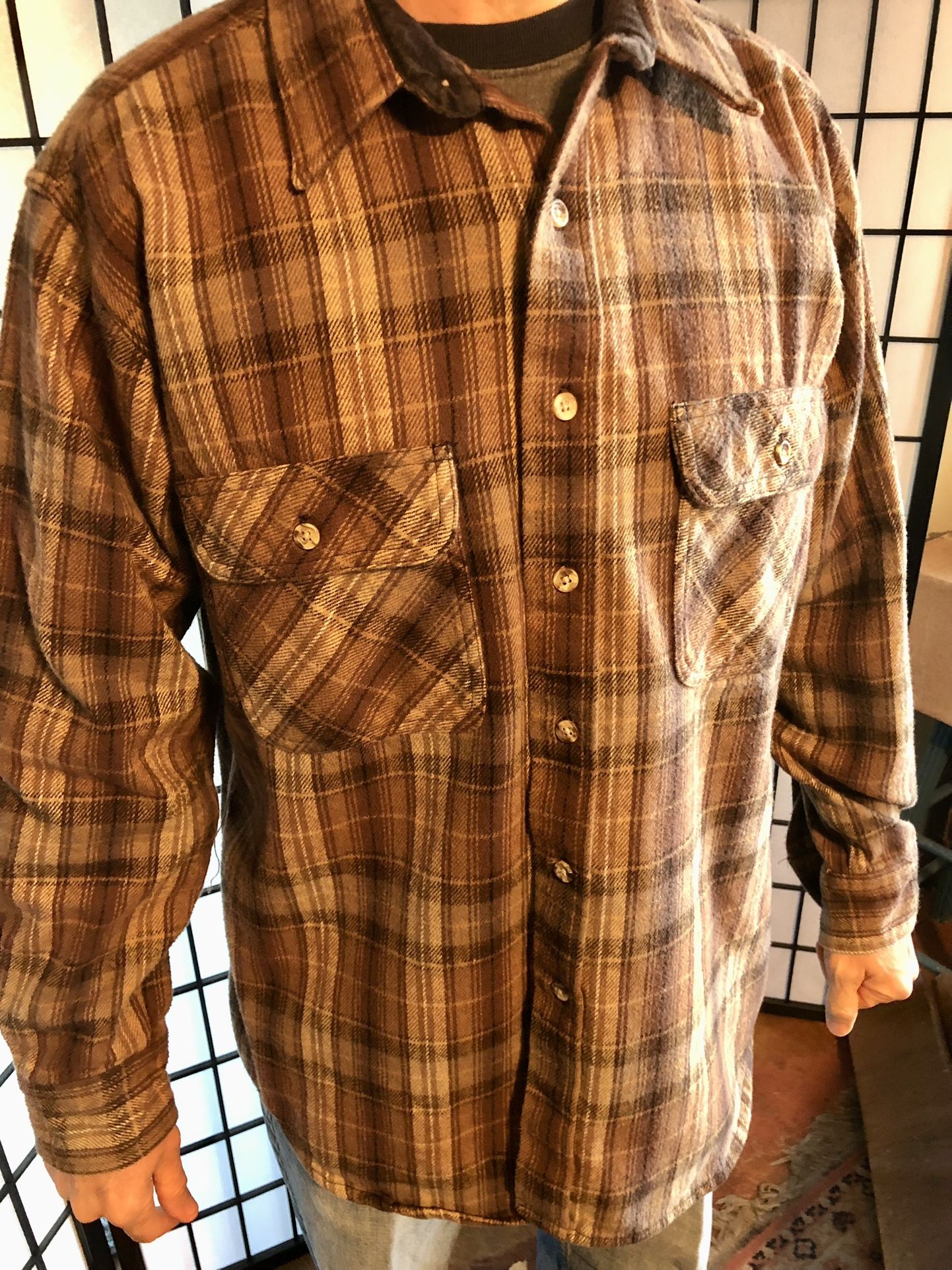 Men’s Large Heavyweight Flannel Brown Field & Stream Shirt 