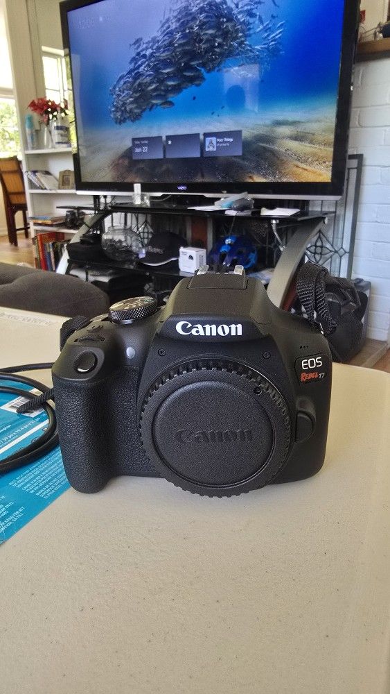 Canon EOS Rebel T7 DSLR Camera Kit – Like New (with 2 Lenses)