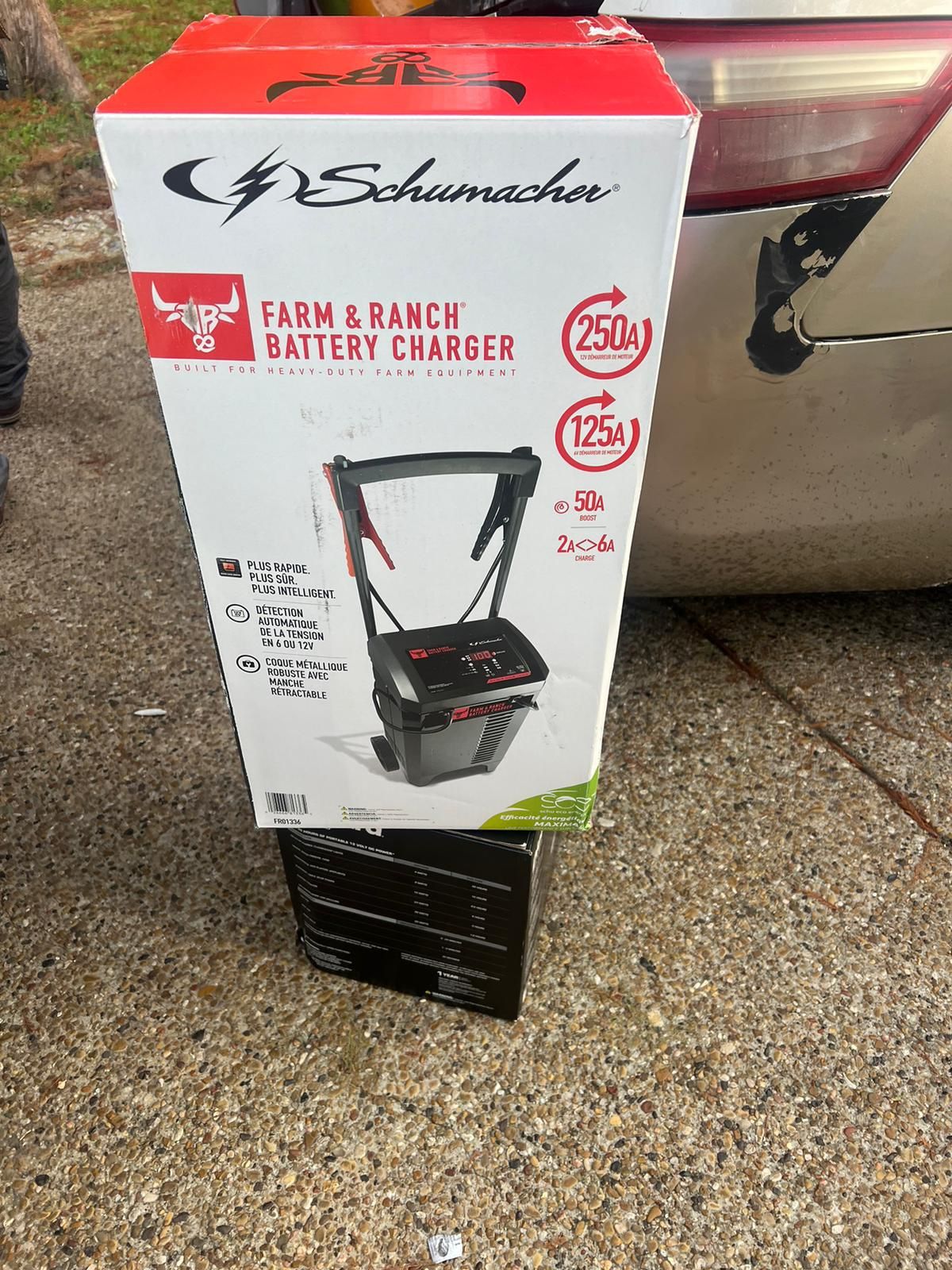 Cargador Para Baterías Schumacher Schumacher Wheeled Battery Charger/Trickle Charger/Desulfator/Engine Starter, 12/24 Volt, 6-2/40/250 Amp