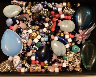 Lot glass and stone beads