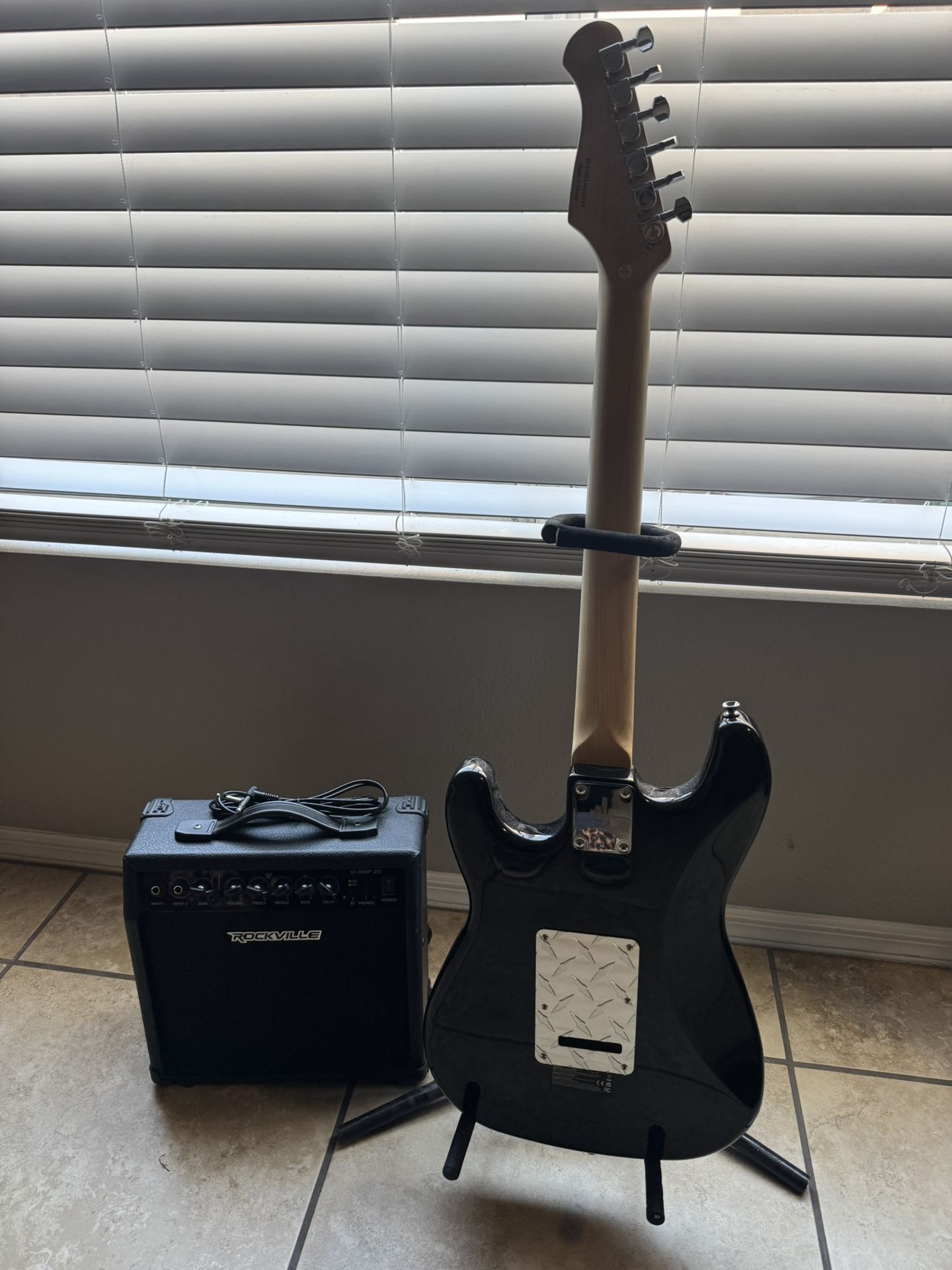 Donner electric guitar with mixer like new . It’s available as long as you can see it Comes with stand