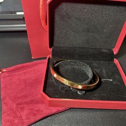 💝 Mother’s Day Gift – Gold Bracelet Snap Open (Gift Ready)