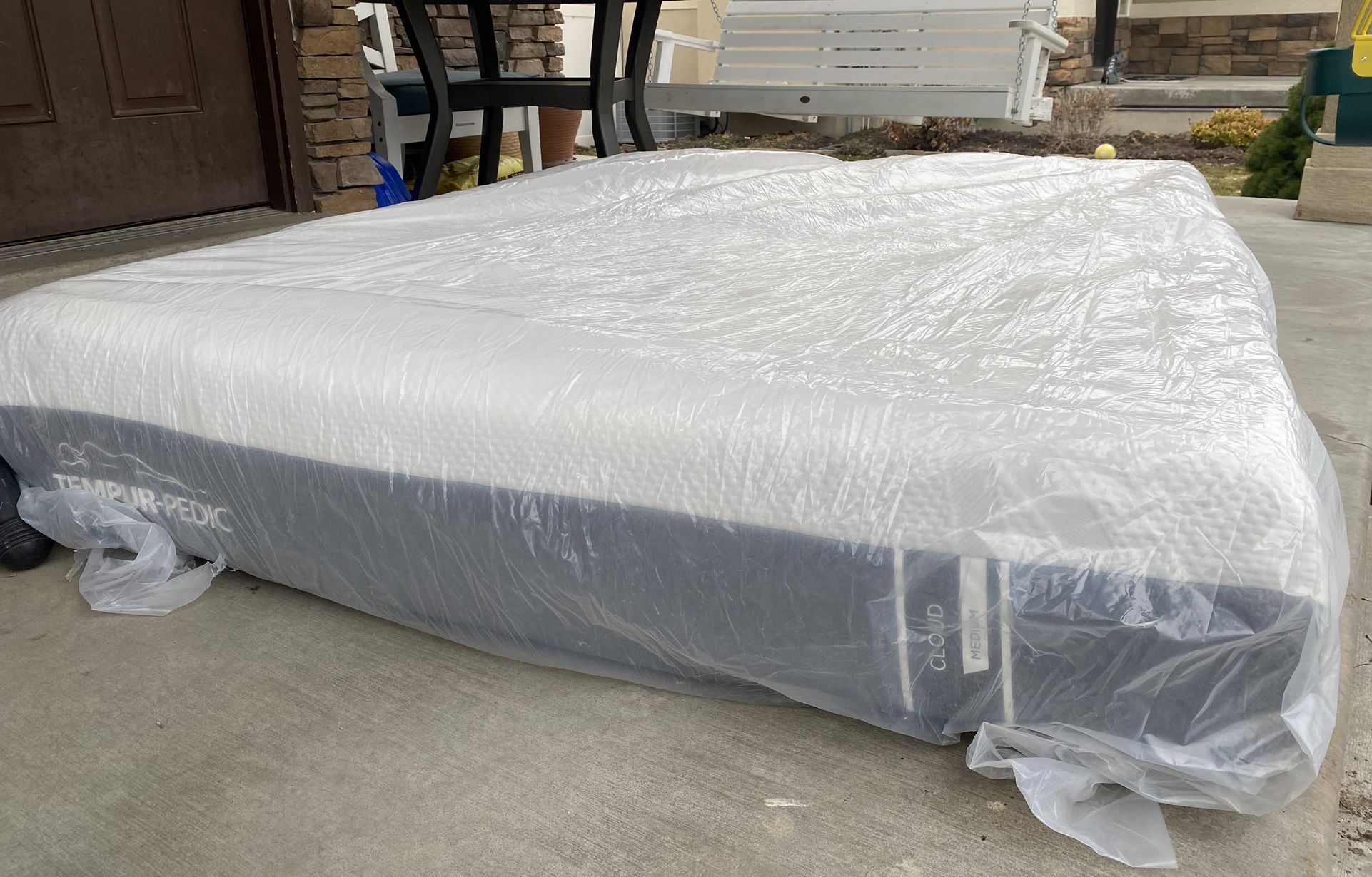 Brand new Queen size Tempur pedic cloud medium mattress