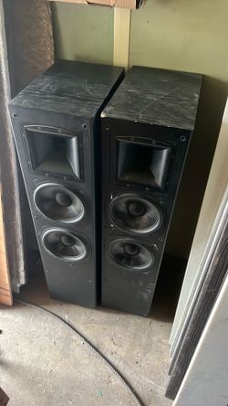 A paire of clypsh speakers