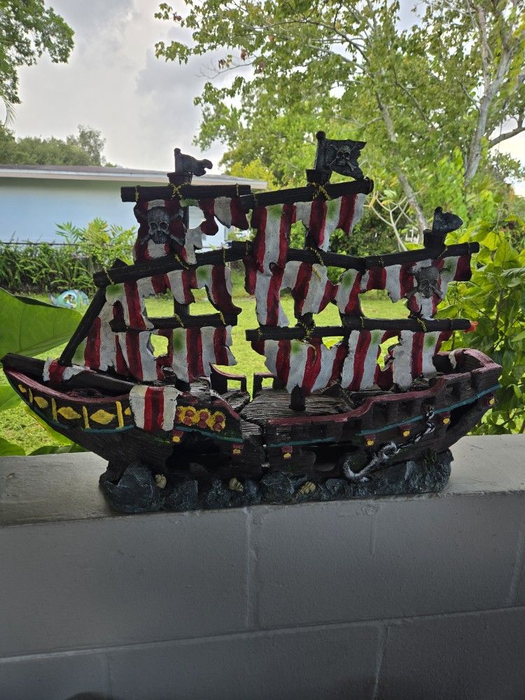 Penn Plax Striped Pirate Ship Shipwreck Aquarium Decoration