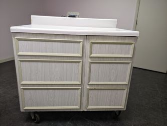 Working station with 4 wheels and 6 drawers