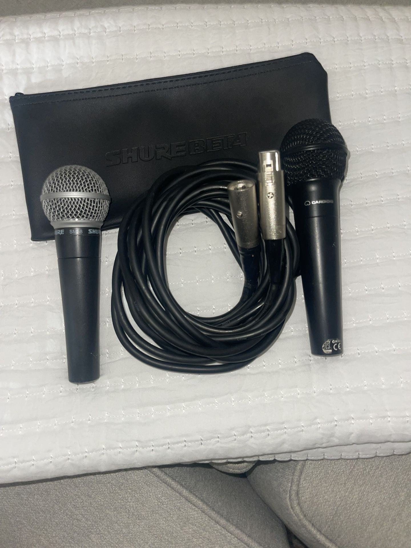 Un Micrófono Marca Shure Sm58 y el Micrófono Marca Pv100