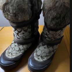 There Very Good Women’s Boots Made By Coach The Size Is 8.5 The Color Is Brown And Beige