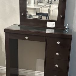 Vanity Desk With Mirror 