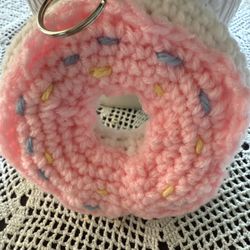 “Handmade crochet donut keychain – cute and perfect for your keys or bag!”