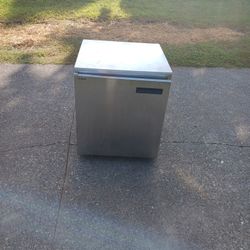 Delafield Refrigerator