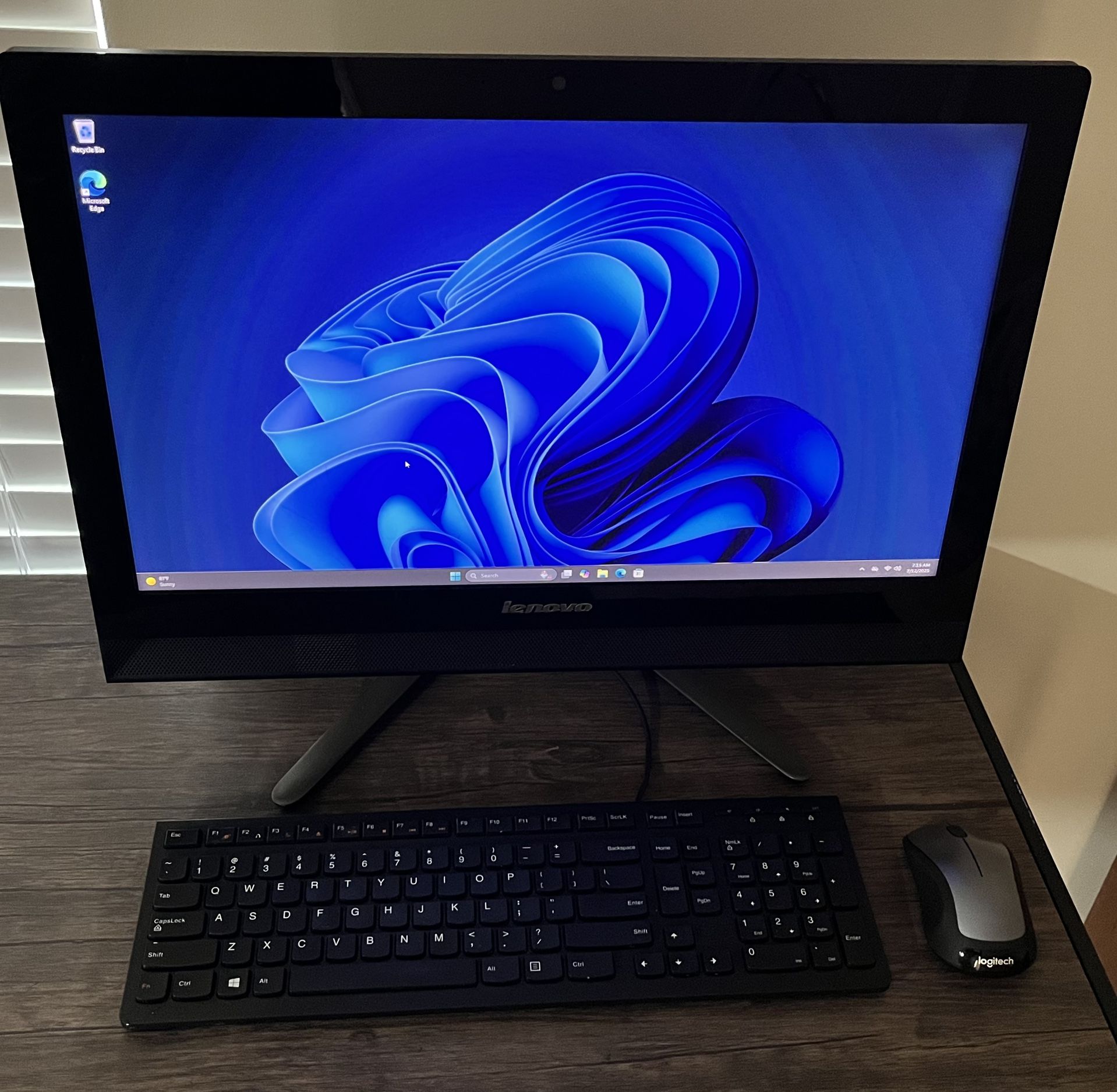 Lenovo C40-05 AIO. 21.5” . 1.8 GHZ AMD. 512 GB SSD. 8 GB Ram. Windows 11 Home