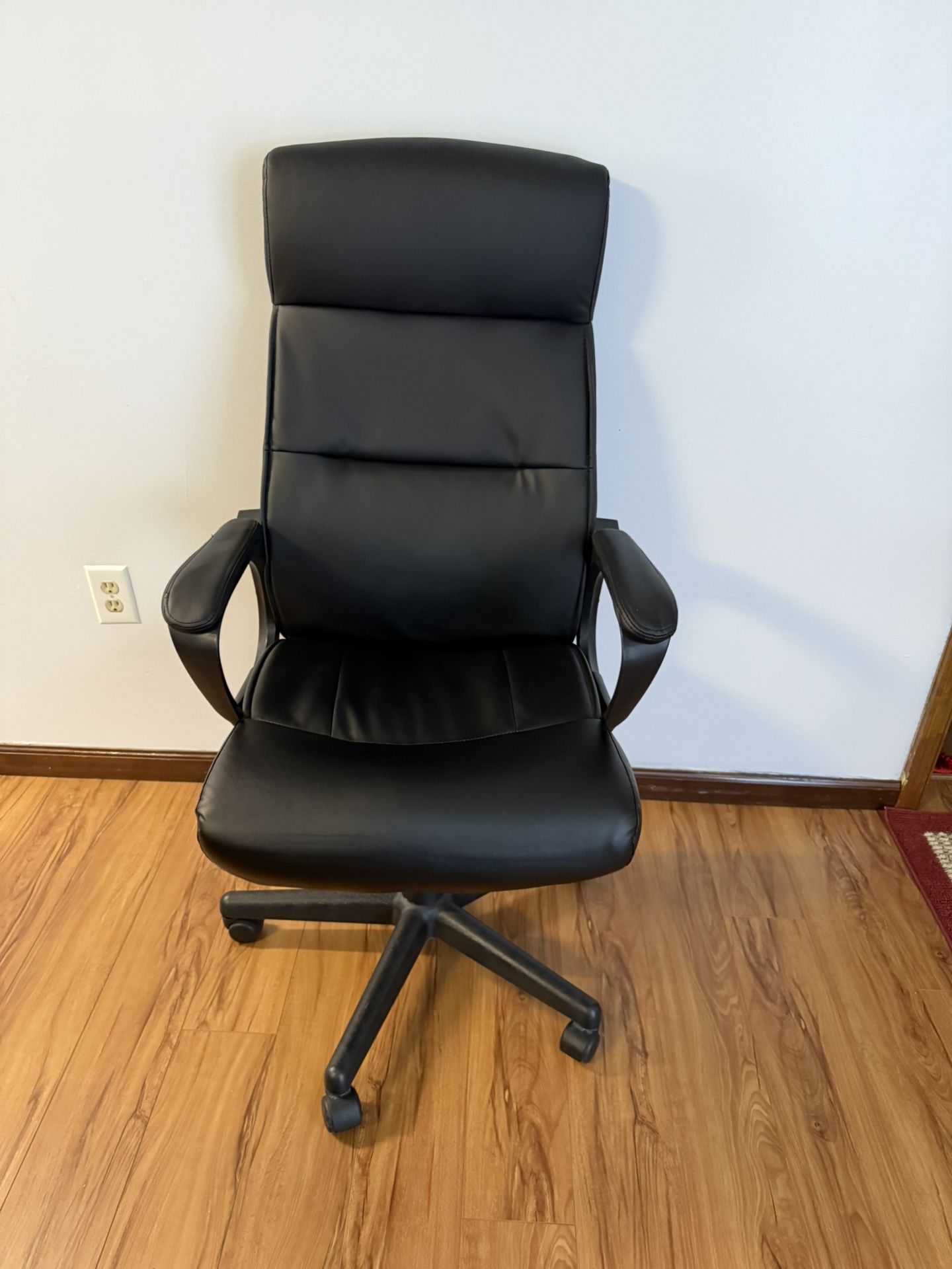 Staples Rutherford Luxura Manager Chair Black , In Excellent Condition
