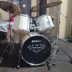 Bateria - 5 Pc TAMA ROCKSTAR DX complete w / BassPedal, Cymbals&Hi-Hats, Hardware or Stands Seat or Throne, 2 Pairs of Sticks & a Drum Tuning Key 🔑 