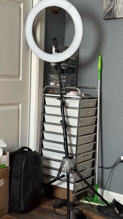 Ring light and rolling cart