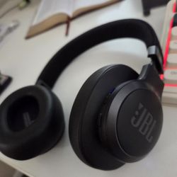 JBL Wireless Bluetooth Headphones + Carry Pouch - Excellent Condition