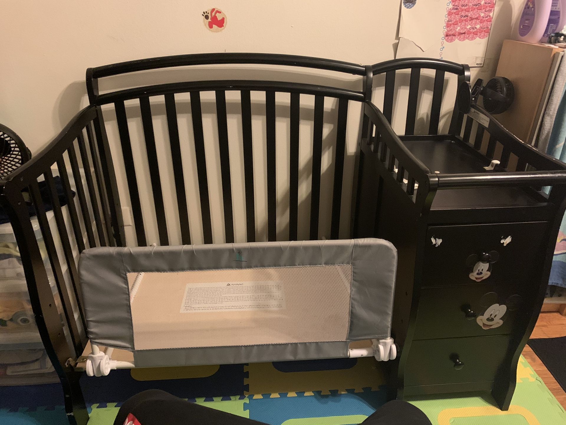 Dream on me 3 in 1 mini crib with drawerm/ changing table and bed rail....color espresso