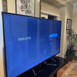 65 4K Hisense / TV STAND / Desk