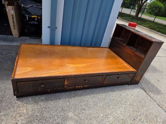 Storages bed with bookshelf