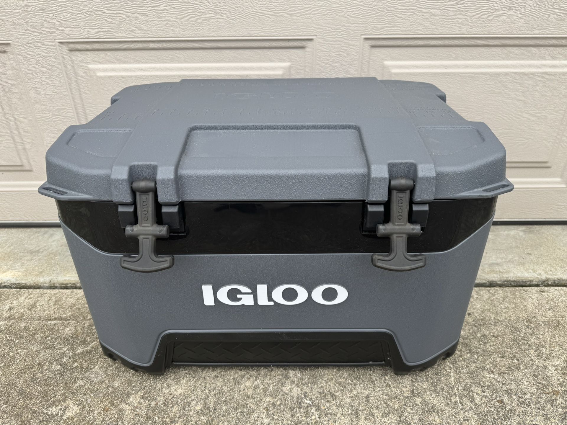 New Igloo BMX Tactical Gray 52 Qrt Cooler 24”w X 16”h X 16”d
