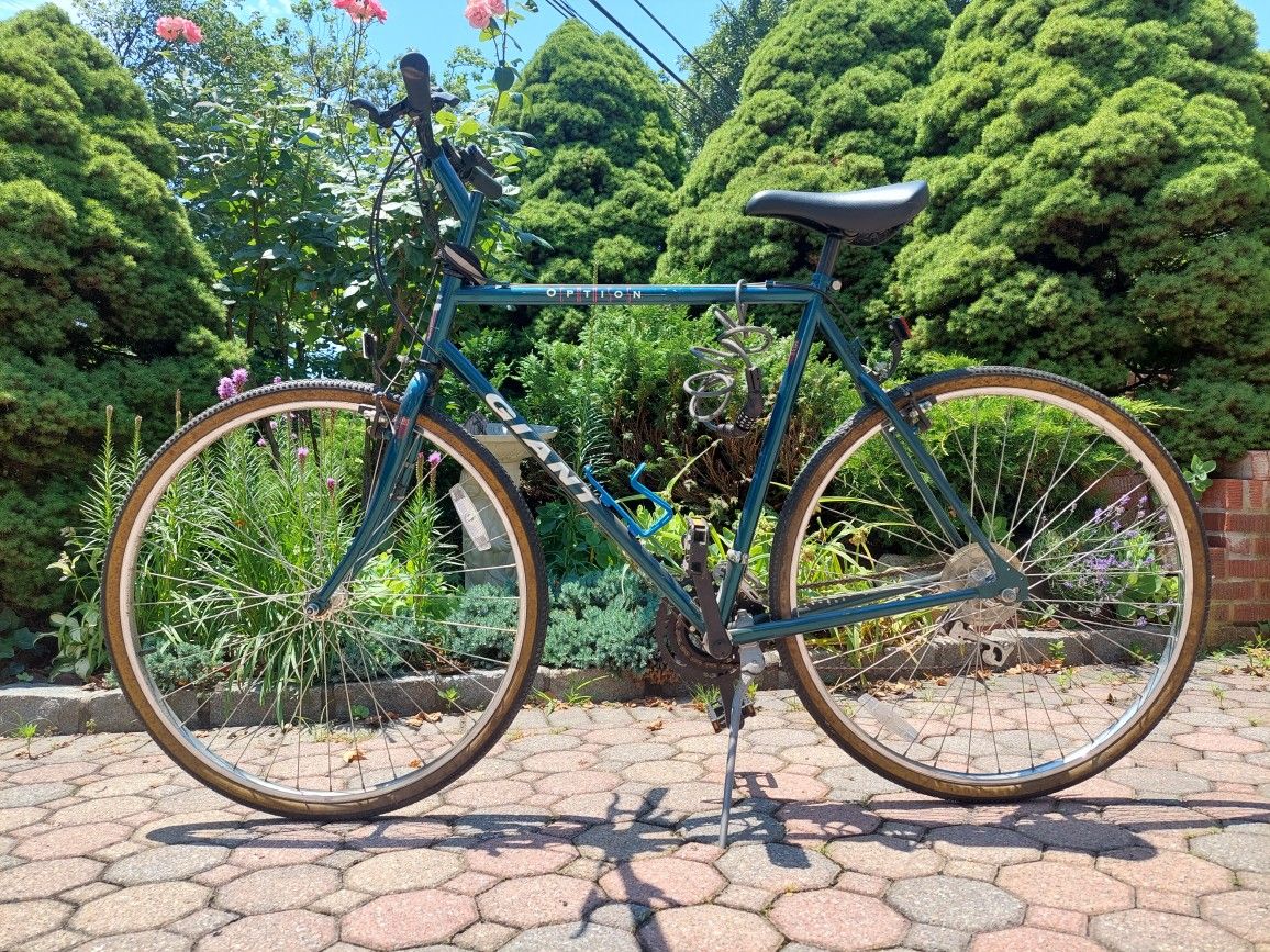 GIANT OPTION 23" FRAME, 28" WHEELS READY FOR RIDING 