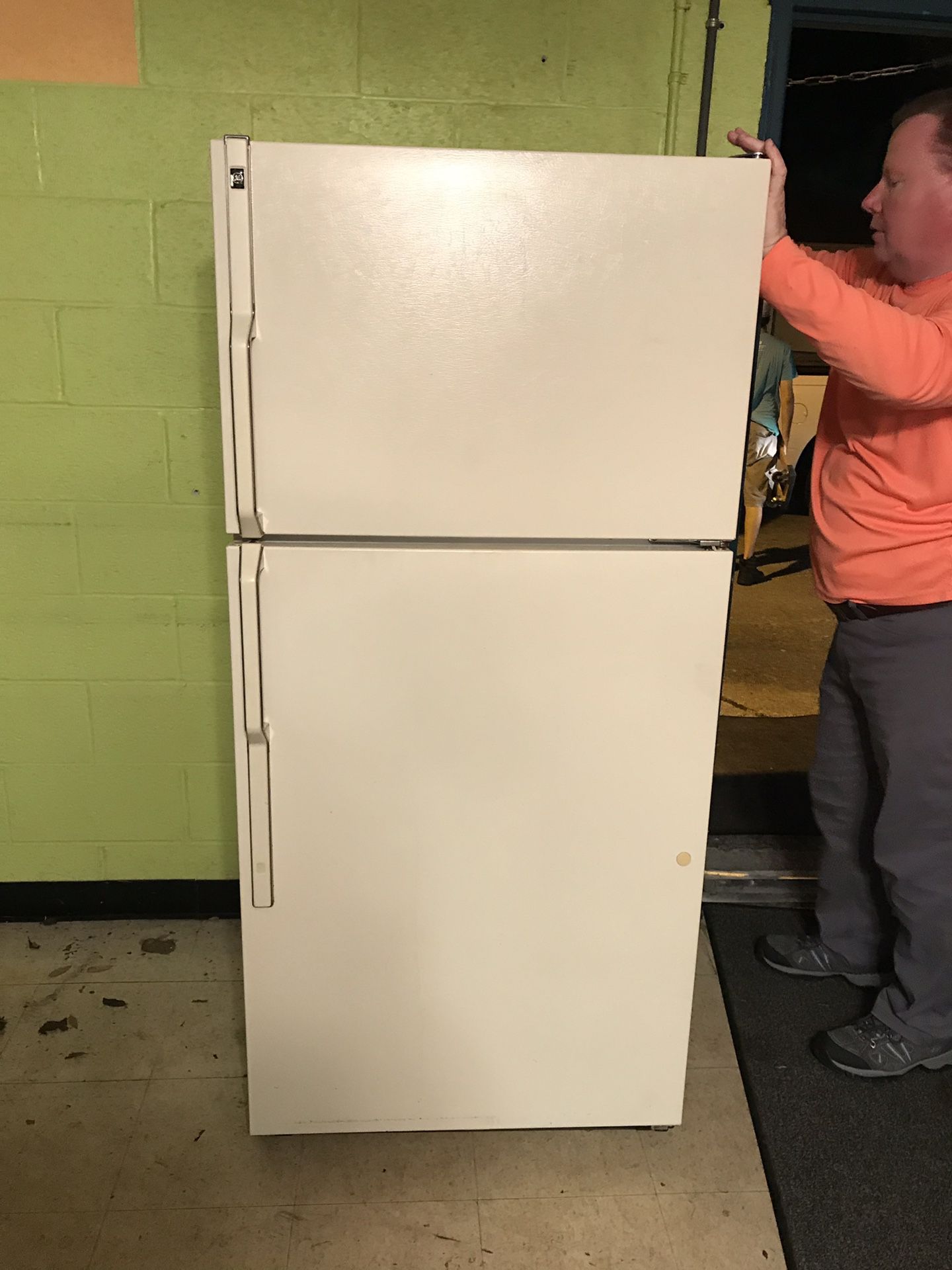 GE refrigerator and freezer. 18.2 cu ft