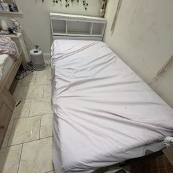 Kids platform Twin Bed w/bookshelf Headboard