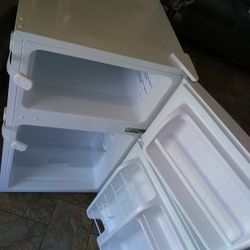 General Electric Mini Refrigerator In Very Good Condition