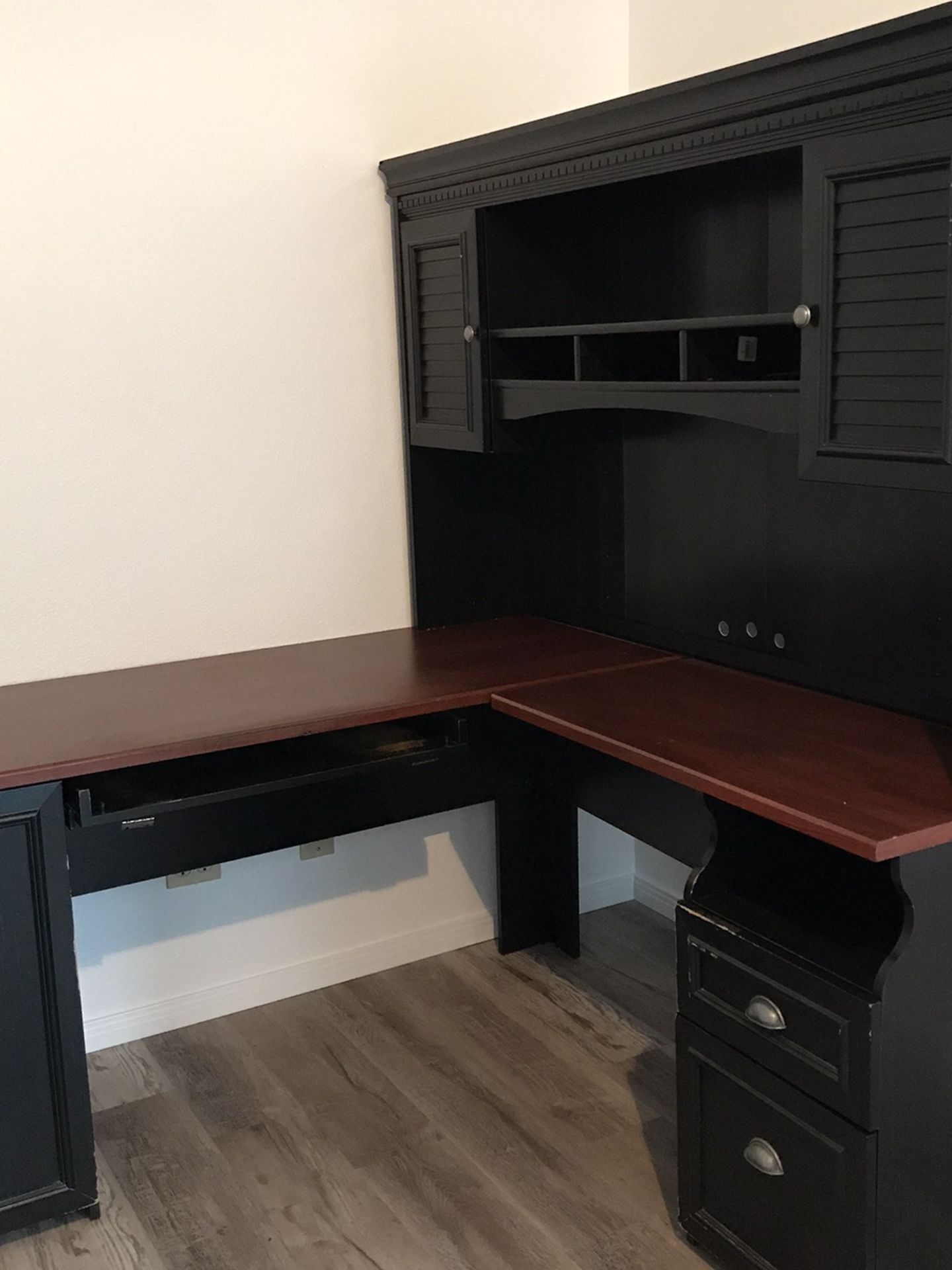 Desk With Hutch