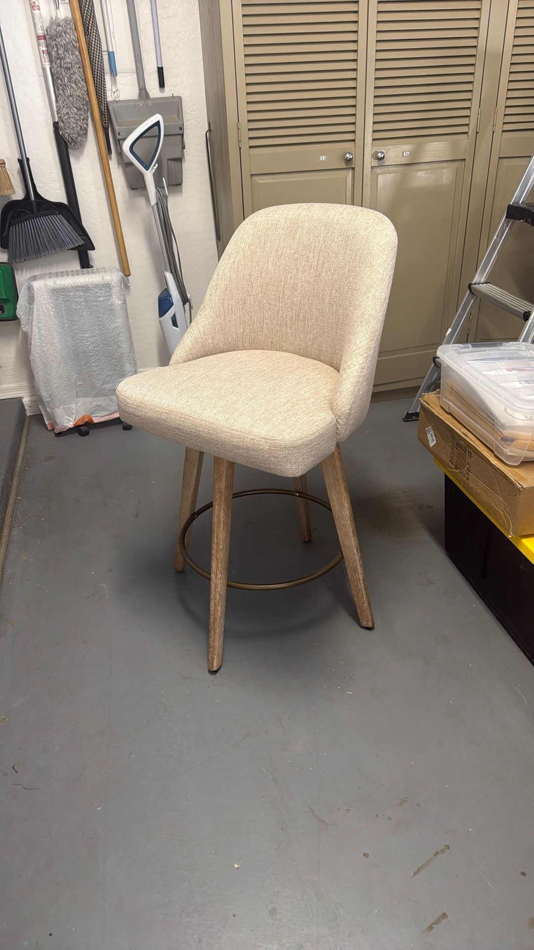 2 Swivel Bar Stool