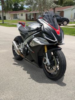 2022 APRILIA RSV4