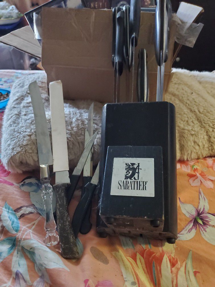 Knife Set- W/stand 8 Pieces + A Few Extras