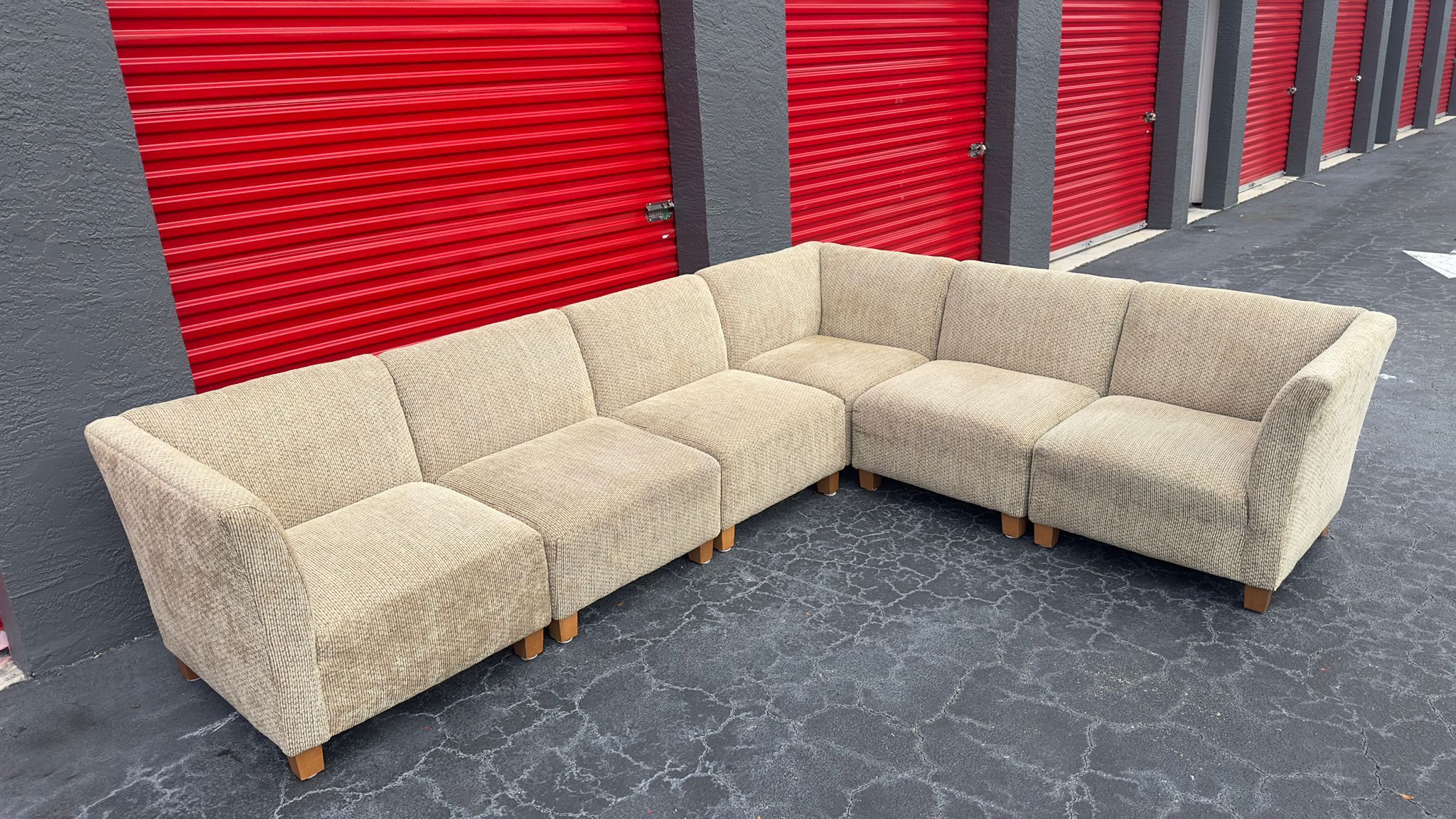 6 PIECES MODULAR SECTIONAL SOFA COUCH - delivery is negotiable