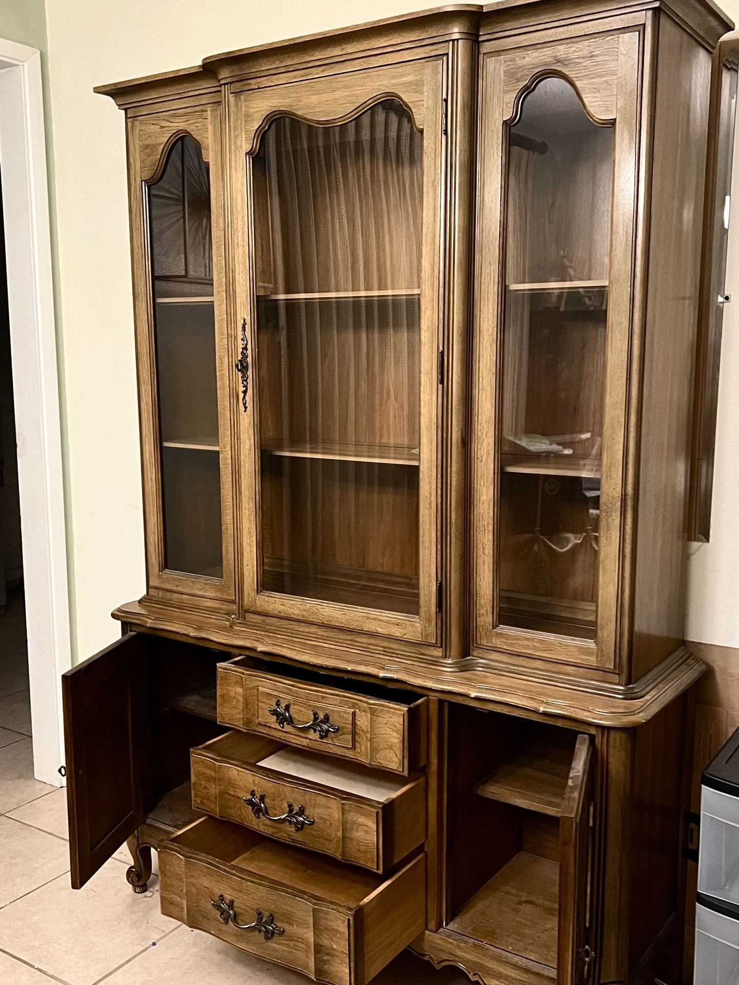 $100 Thomasville Antique China/Hutch Cabinet for Sale in Sun City, AZ ...