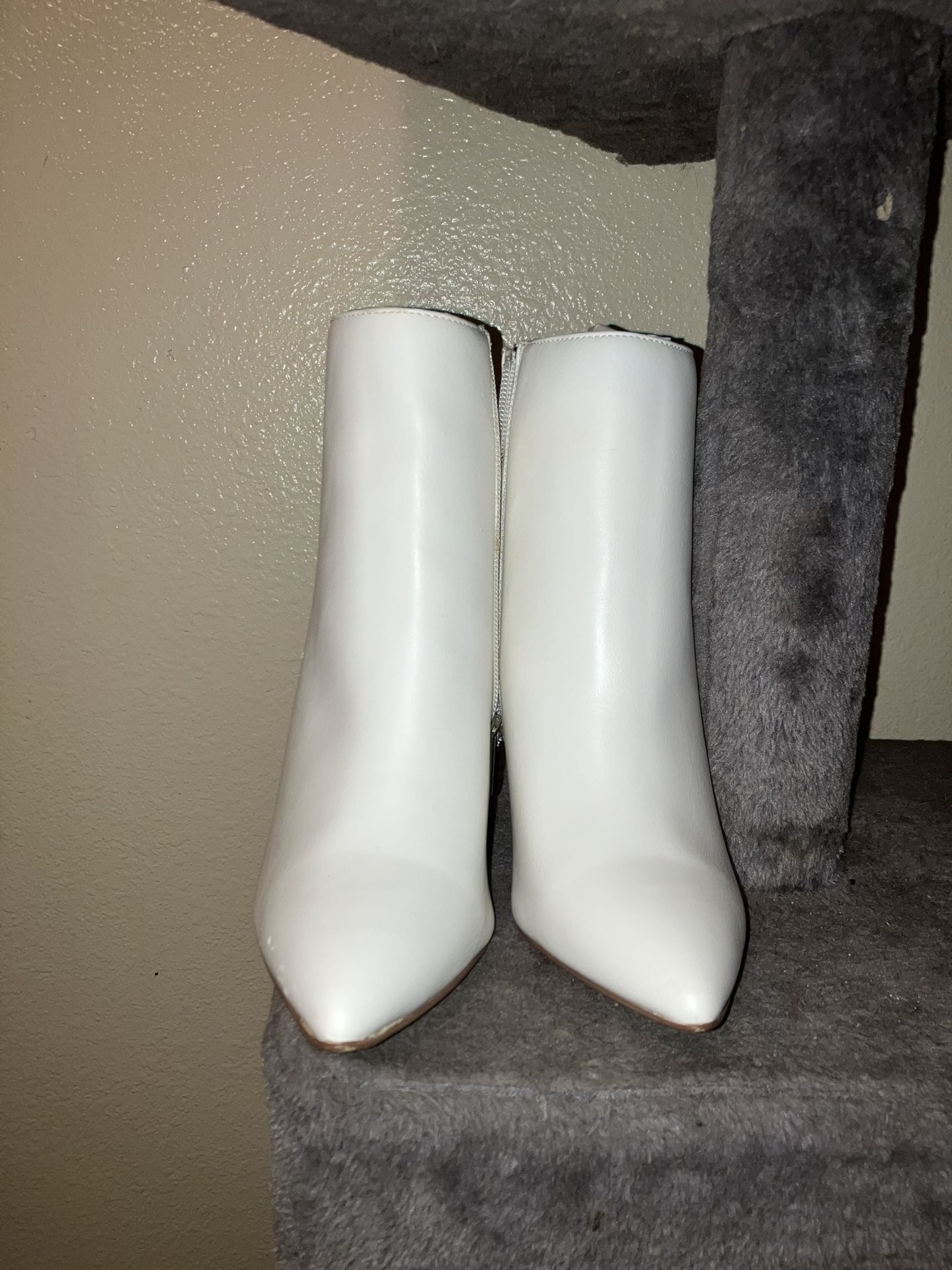 WOMEN’S WHITE BOOT W/HEEL