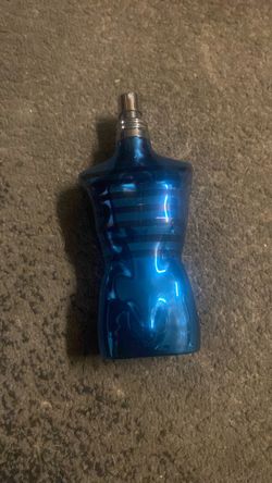 Le Male In Blue Eau de Parfum crashes in with an intense wave of spicy anise, aromatic blue lavender and warm benzoin. Fresh yet deep, this long-lasti
