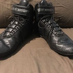 Size 6 Woman’s motorcycle Alpinestars shoes