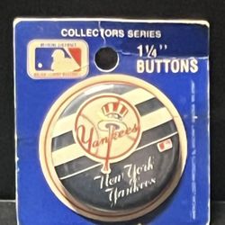 New York Yankees Souvenir Button Pin  On Original Sales Card Made In USA